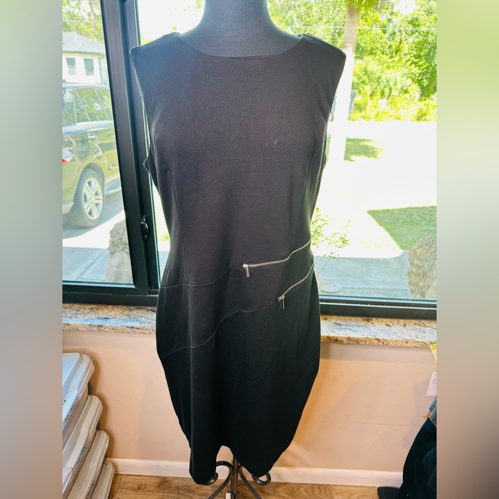 Calvin Klein Elegant Black Sheath Dress with Zipper Detail
